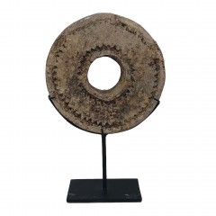 STONE COIN ON STAND       - DECOR ITEMS